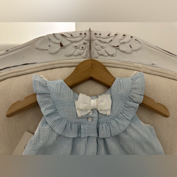 🦢 6~9 Mth Baby Seersucker Embroidered Lace Dress Ruffle Panty Hair Bow Set NWT - Picture 4 of 10